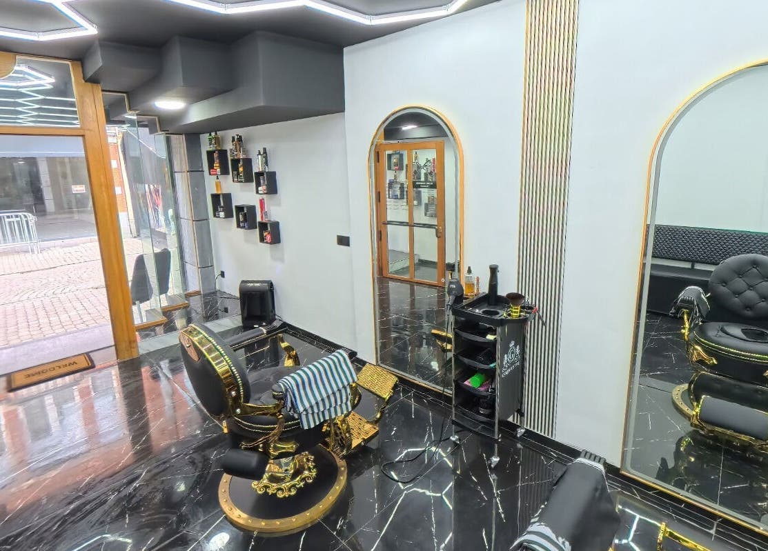 Interieur van Blend Barber Leuven in Leuven, Vlaanderen, BE met stijlvolle kappersstoelen en trendy decor.