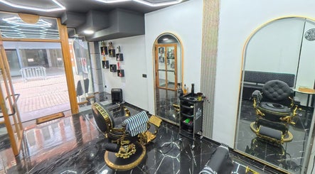 Interieur van Blend Barber Leuven in Leuven, Vlaanderen, BE met stijlvolle kappersstoelen en trendy decor.