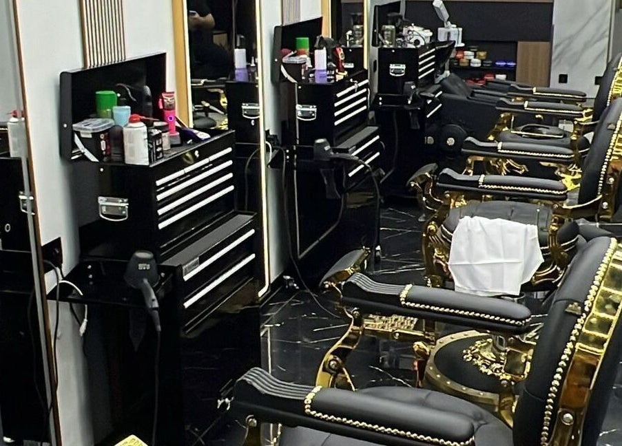 Elegante kappersstoelen in Blend Barber Leuven, Leuven, Vlaanderen, BE, perfect voor luxe haarverzorging.