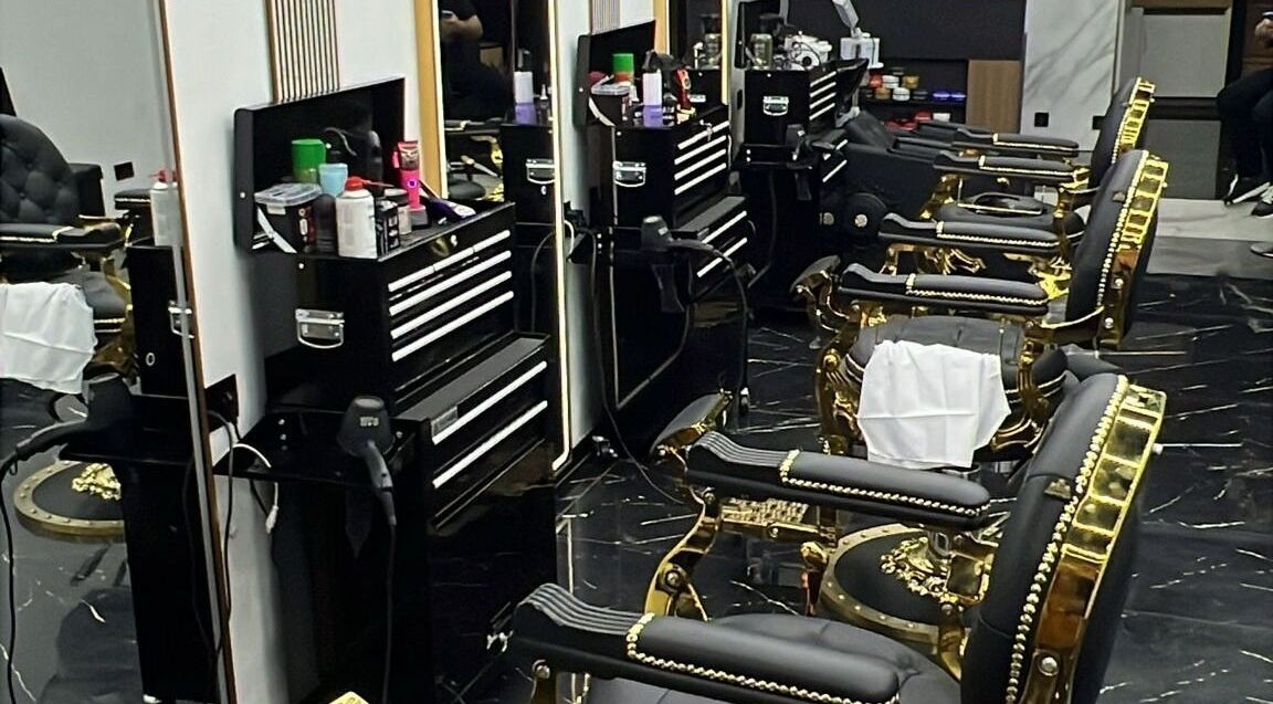 Elegante kappersstoelen in Blend Barber Leuven, Leuven, Vlaanderen, BE, perfect voor luxe haarverzorging.