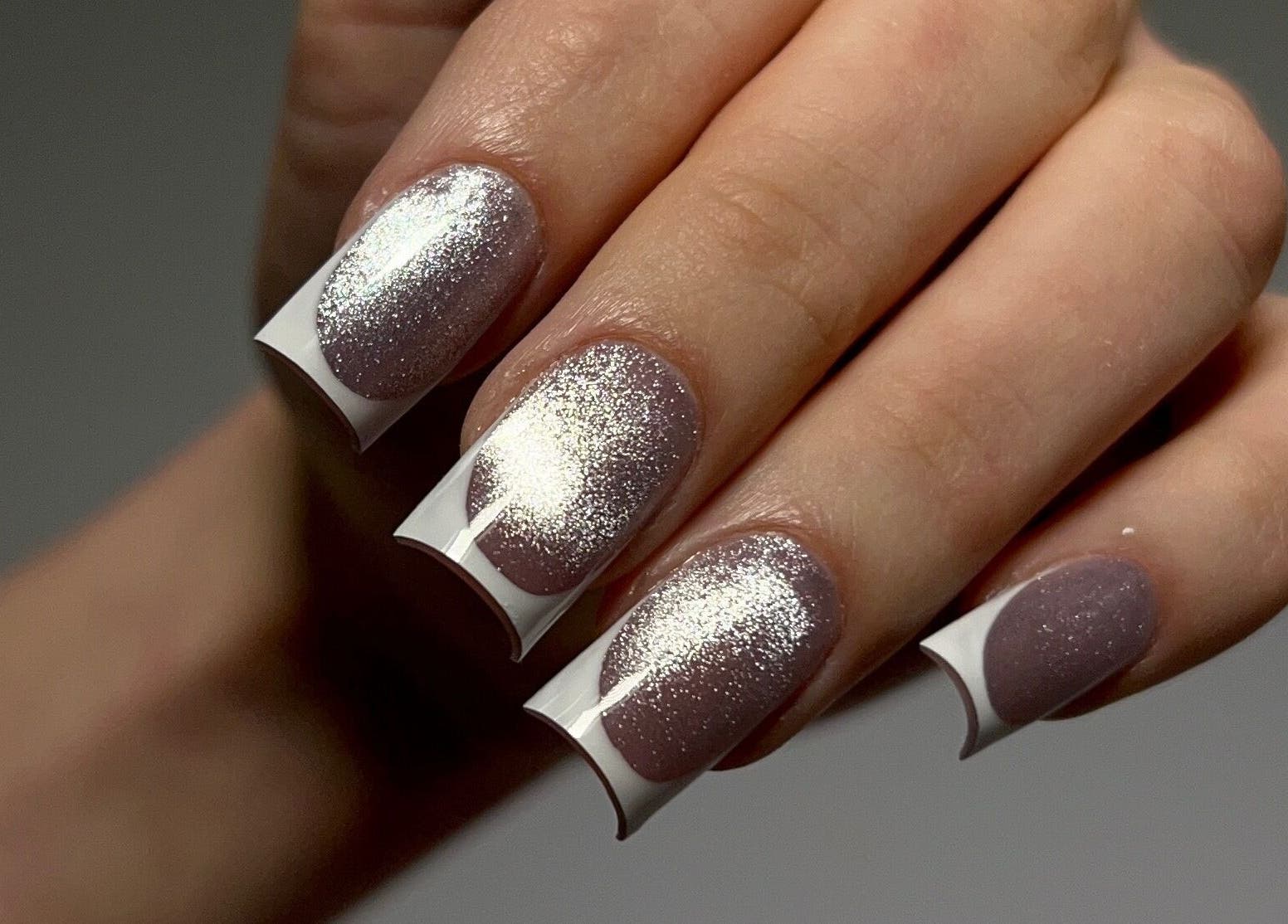 Stylizacja paznokci z efektem srebrnego błysku w Sonni nails, Warszawa, Województwo Mazowieckie, PL.