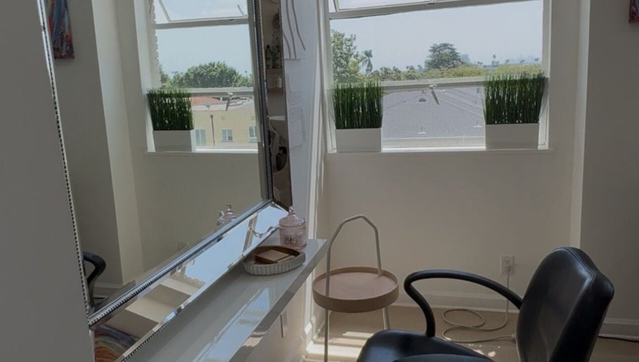 Просторное салонное кресло в Topcolor, Беверли-Хиллз, Калифорния, США, с видом на окна.