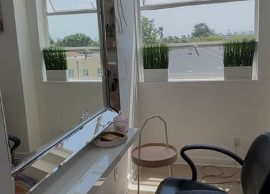 Просторное салонное кресло в Topcolor, Беверли-Хиллз, Калифорния, США, с видом на окна.