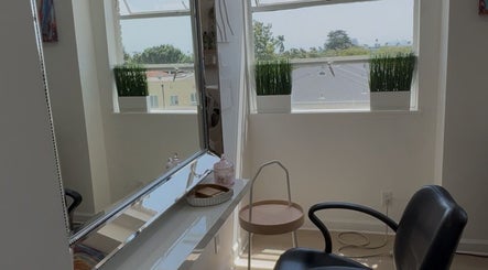 Просторное салонное кресло в Topcolor, Беверли-Хиллз, Калифорния, США, с видом на окна.