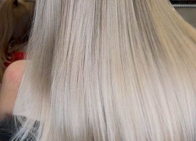 Блестящие светлые волосы в салоне Topcolor, Беверли-Хиллз, Калифорния, США.