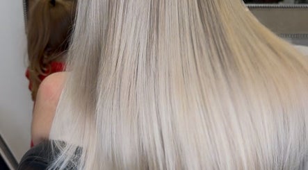 Блестящие светлые волосы в салоне Topcolor, Беверли-Хиллз, Калифорния, США.