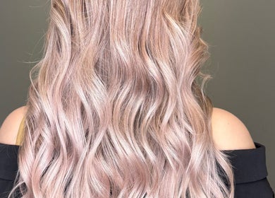 Пышные розовые волны волос в салоне Topcolor, Беверли-Хиллз, Калифорния, США.