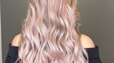 Пышные розовые волны волос в салоне Topcolor, Беверли-Хиллз, Калифорния, США.