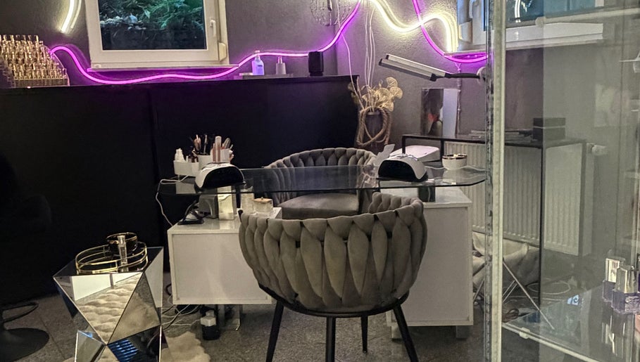 Eleganter Arbeitsplatz bei Scandal Naildesign, Jossgrund, Hessen, DE mit stilvollen Details und lila Beleuchtung.