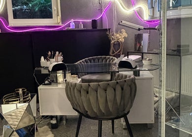 Eleganter Arbeitsplatz bei Scandal Naildesign, Jossgrund, Hessen, DE mit stilvollen Details und lila Beleuchtung.