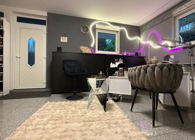 Elegantes Interieur von Scandal Naildesign in Jossgrund, Hessen, DE mit stilvoller Neonbeleuchtung.