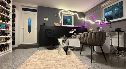 Elegantes Interieur von Scandal Naildesign in Jossgrund, Hessen, DE mit stilvoller Neonbeleuchtung.