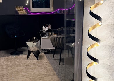 Innenansicht von Scandal Naildesign in Jossgrund, Hessen, DE; stilvolle Beleuchtung und moderne Einrichtung.