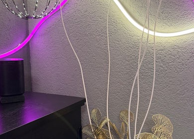 Exquisites Neonlicht und Deko bei Scandal Naildesign, Jossgrund, Hessen, DE schaffen entspannte Atmosphäre.