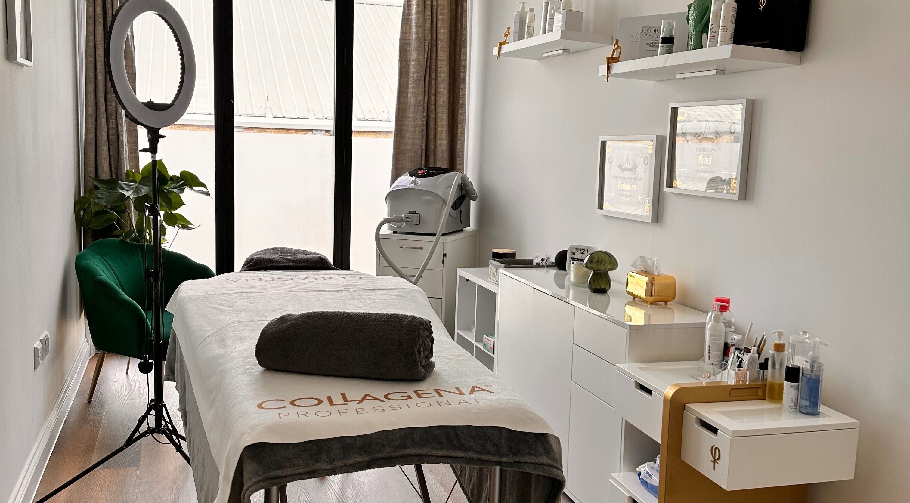 Relaxing treatment room at Brows & Beauty by Vu in London, England, GB, featuring elegant decor and advanced equipment.