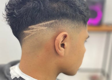 Stylish fade haircut with design at Btm Barberia, Concepción Del Uruguay, Entre Ríos, AR.