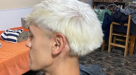 Side view of a blonde haircut at Btm barberia, Concepción Del Uruguay, Entre Ríos, AR.