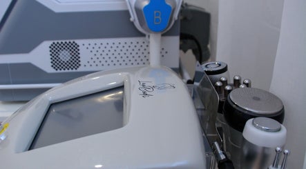 Advanced body contouring device at LuxBodi Brisbane, Enoggera, Queensland, AU for non-invasive treatments.
