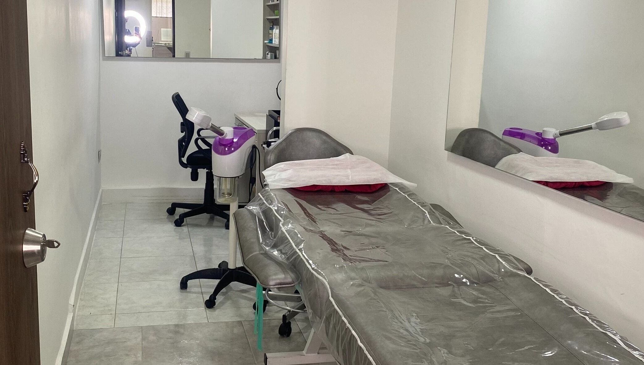 OJAZZOS spa room with treatment bed and equipment in Medellín, Antioquia, CO.