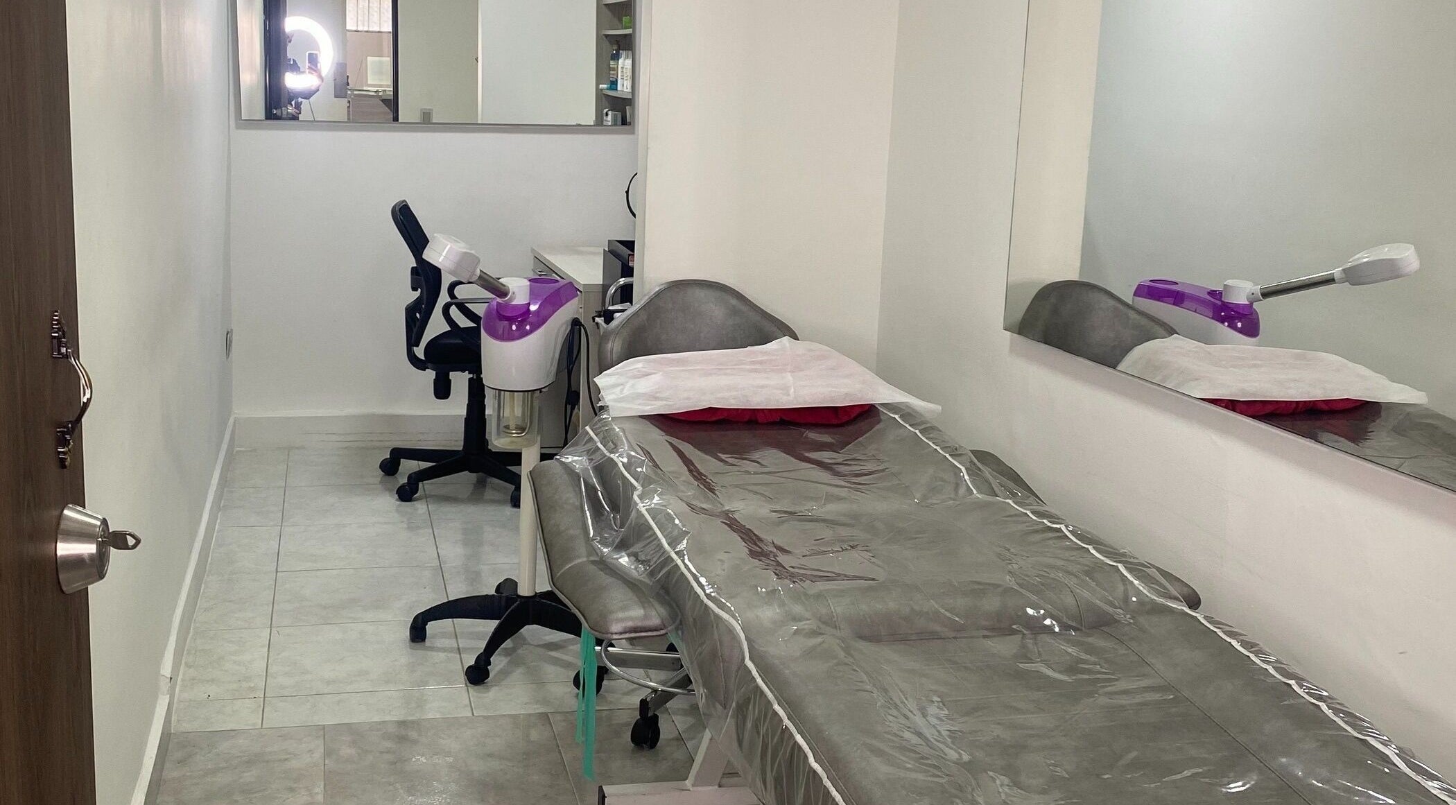 OJAZZOS spa room with treatment bed and equipment in Medellín, Antioquia, CO.