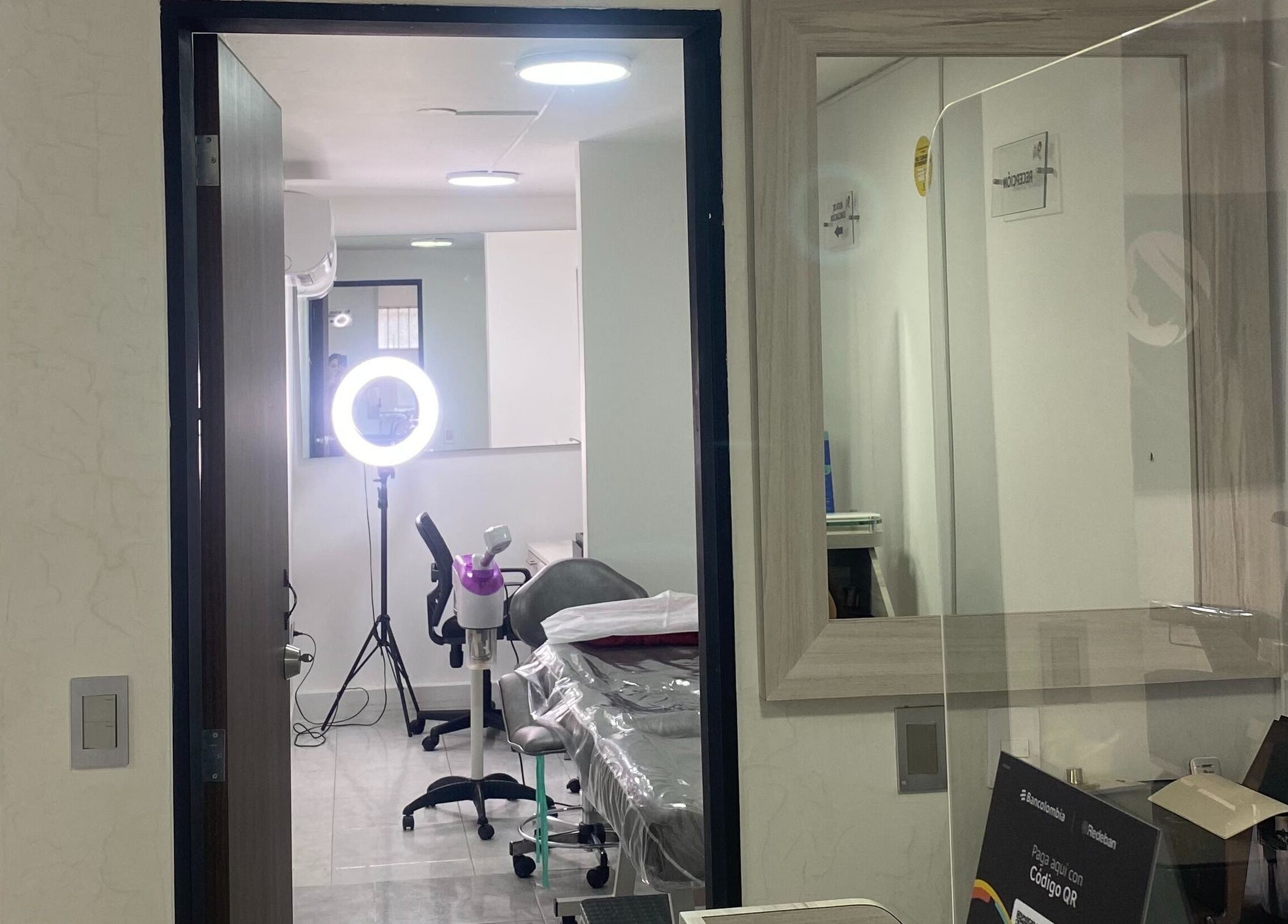 Bright, modern salon room at OJAZZOS, Medellín, Antioquia, CO with beauty equipment and ring light.