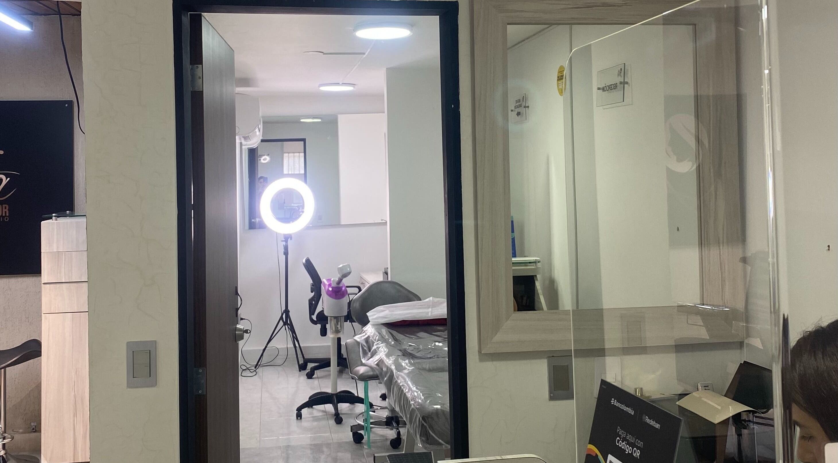Bright, modern salon room at OJAZZOS, Medellín, Antioquia, CO with beauty equipment and ring light.