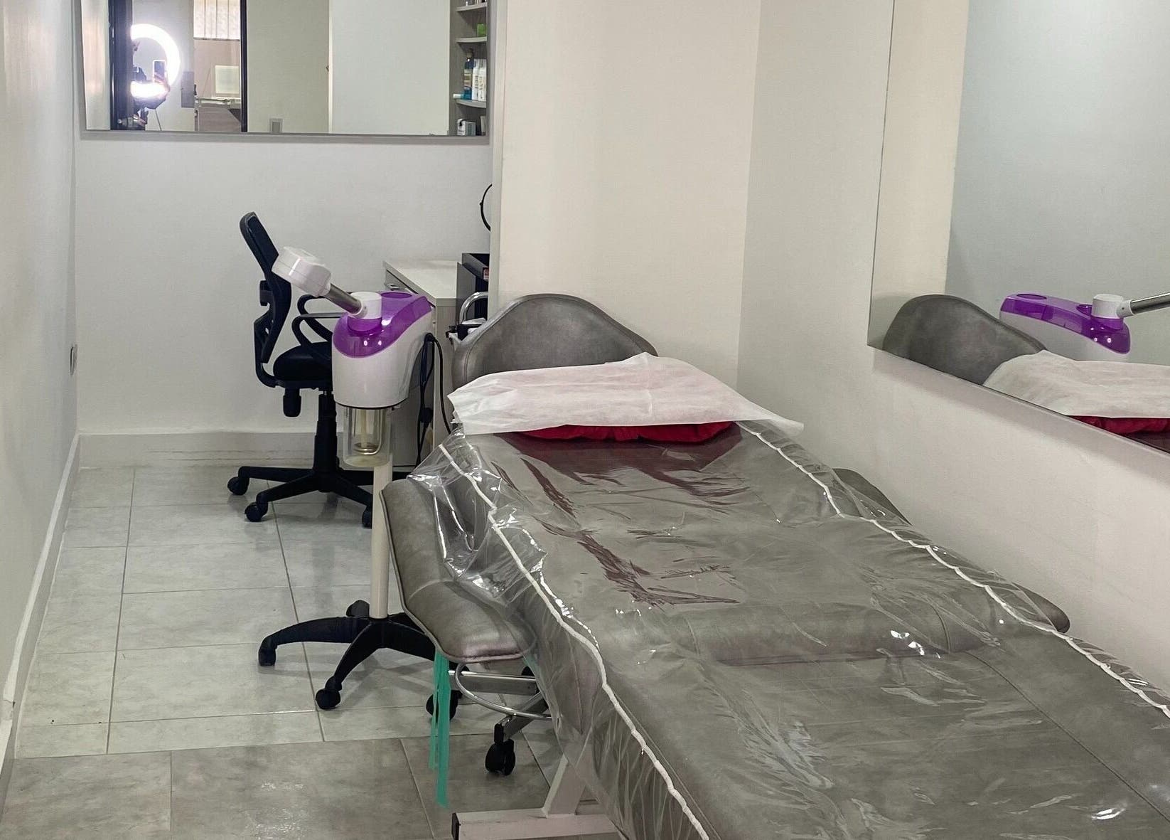 OJAZZOS serene treatment room in Medellín, Antioquia, CO features modern equipment and comfortable seating.