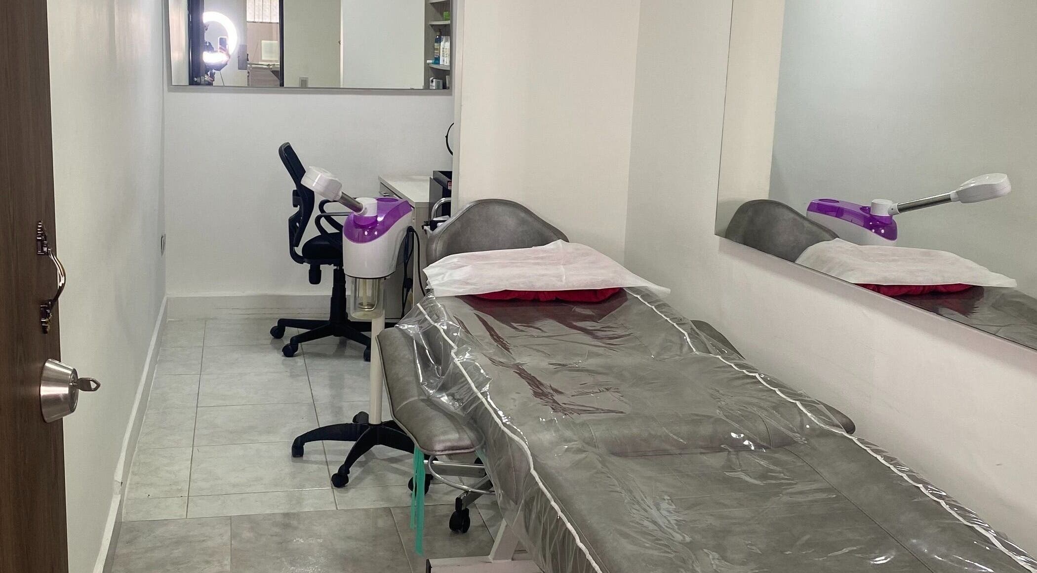 OJAZZOS serene treatment room in Medellín, Antioquia, CO features modern equipment and comfortable seating.