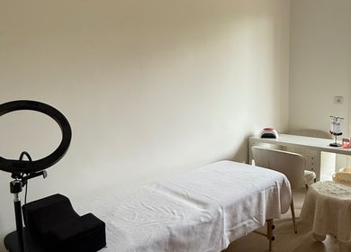 Salle de soin lumineuse à Studio lashe, Cagnes-sur-mer, Provence-alpes-côte D'azur, FR.