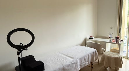 Salle de soin lumineuse à Studio lashe, Cagnes-sur-mer, Provence-alpes-côte D'azur, FR.