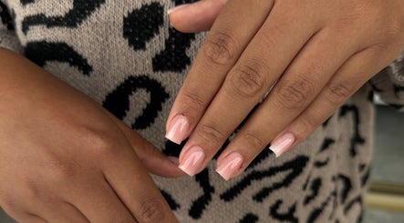 Manucure délicate à Studio lashe, Cagnes-sur-mer, Provence-alpes-côte d'Azur, FR.