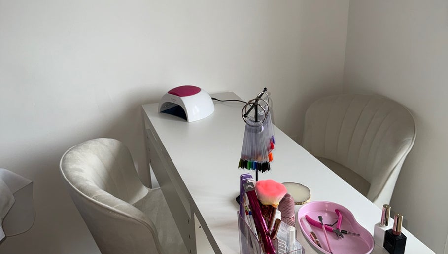 Table de manucure élégante à Studio Lashe, Cagnes-sur-Mer, Provence-Alpes-Côte d'Azur, FR.