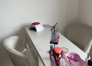 Table de manucure élégante à Studio Lashe, Cagnes-sur-Mer, Provence-Alpes-Côte d'Azur, FR.