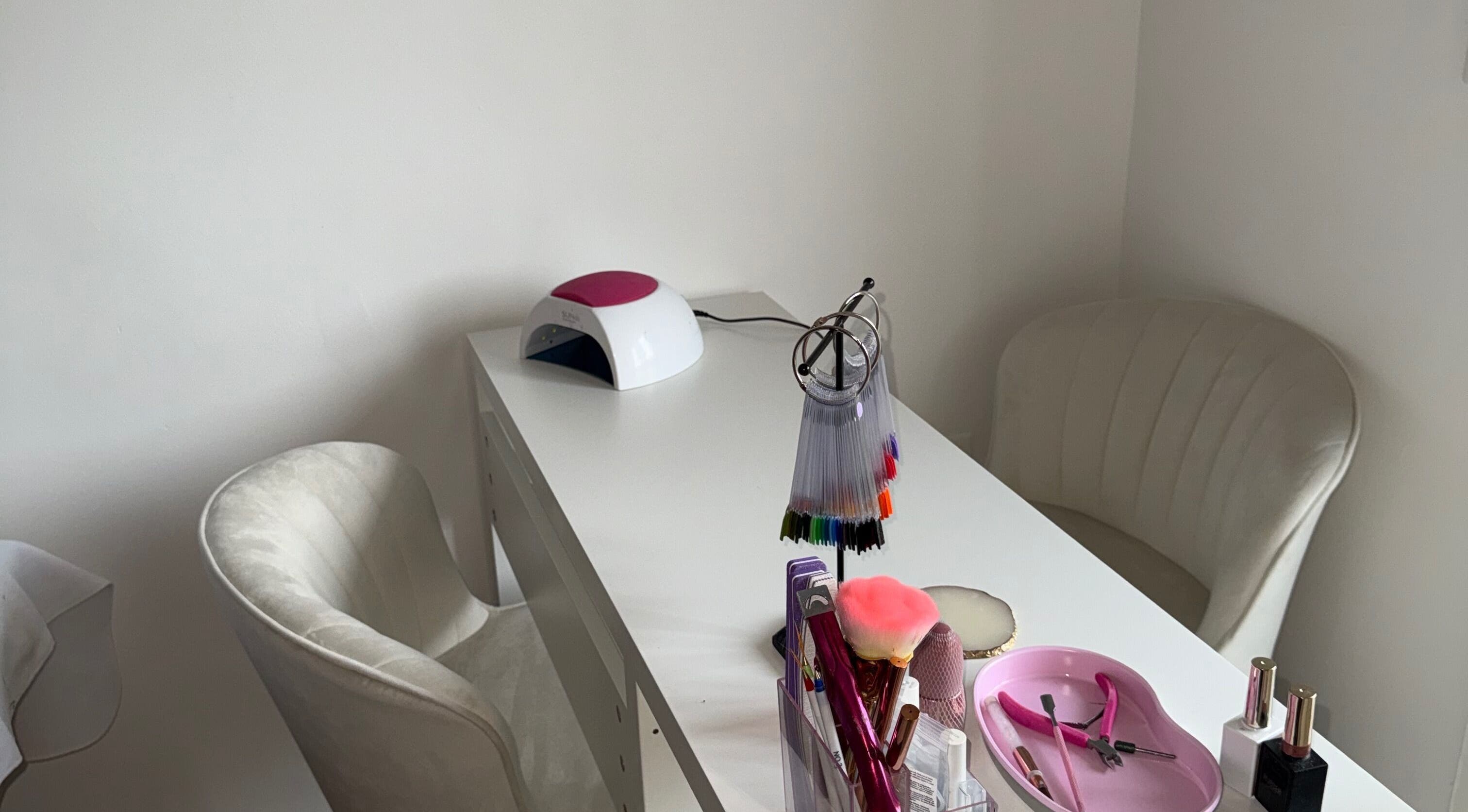 Table de manucure élégante à Studio Lashe, Cagnes-sur-Mer, Provence-Alpes-Côte d'Azur, FR.