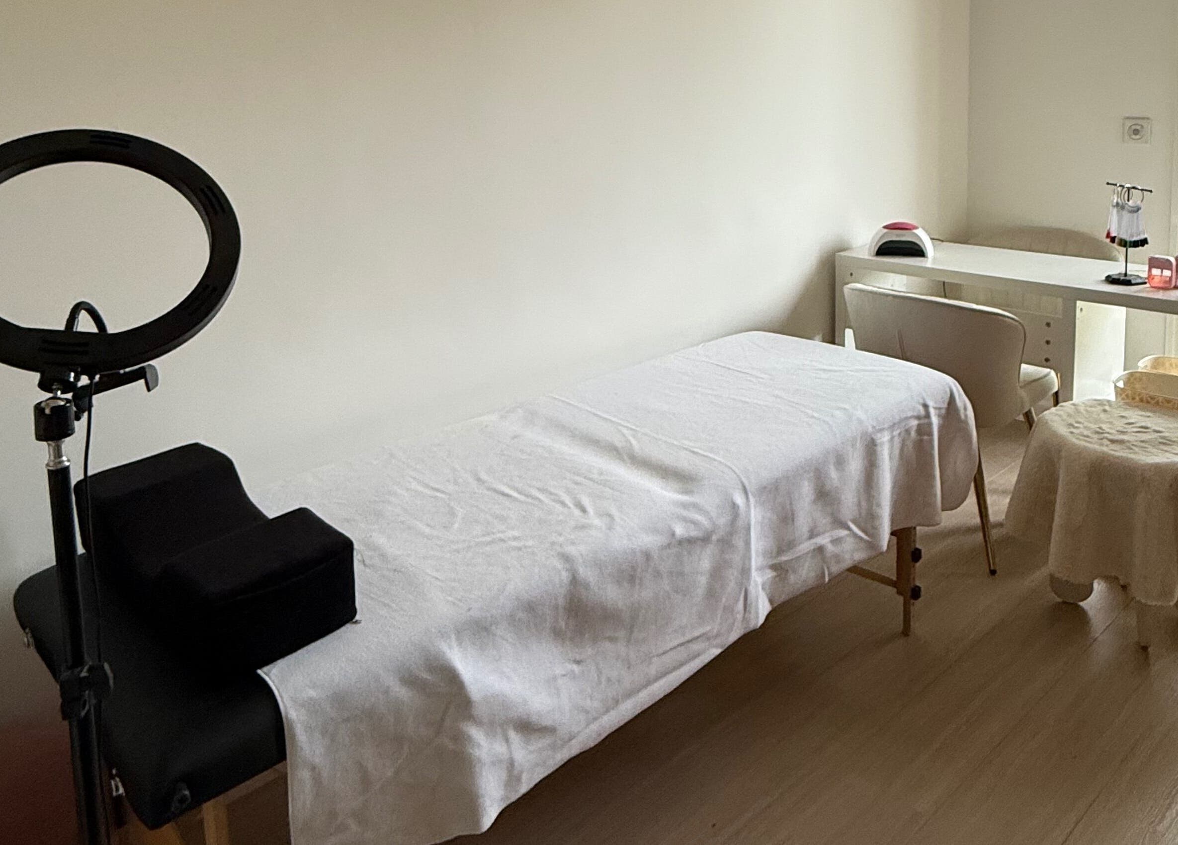 Salle de soin élégante à Studio lashe, Cagnes-sur-mer, Provence-alpes-côte D'azur, FR avec lumière naturelle.