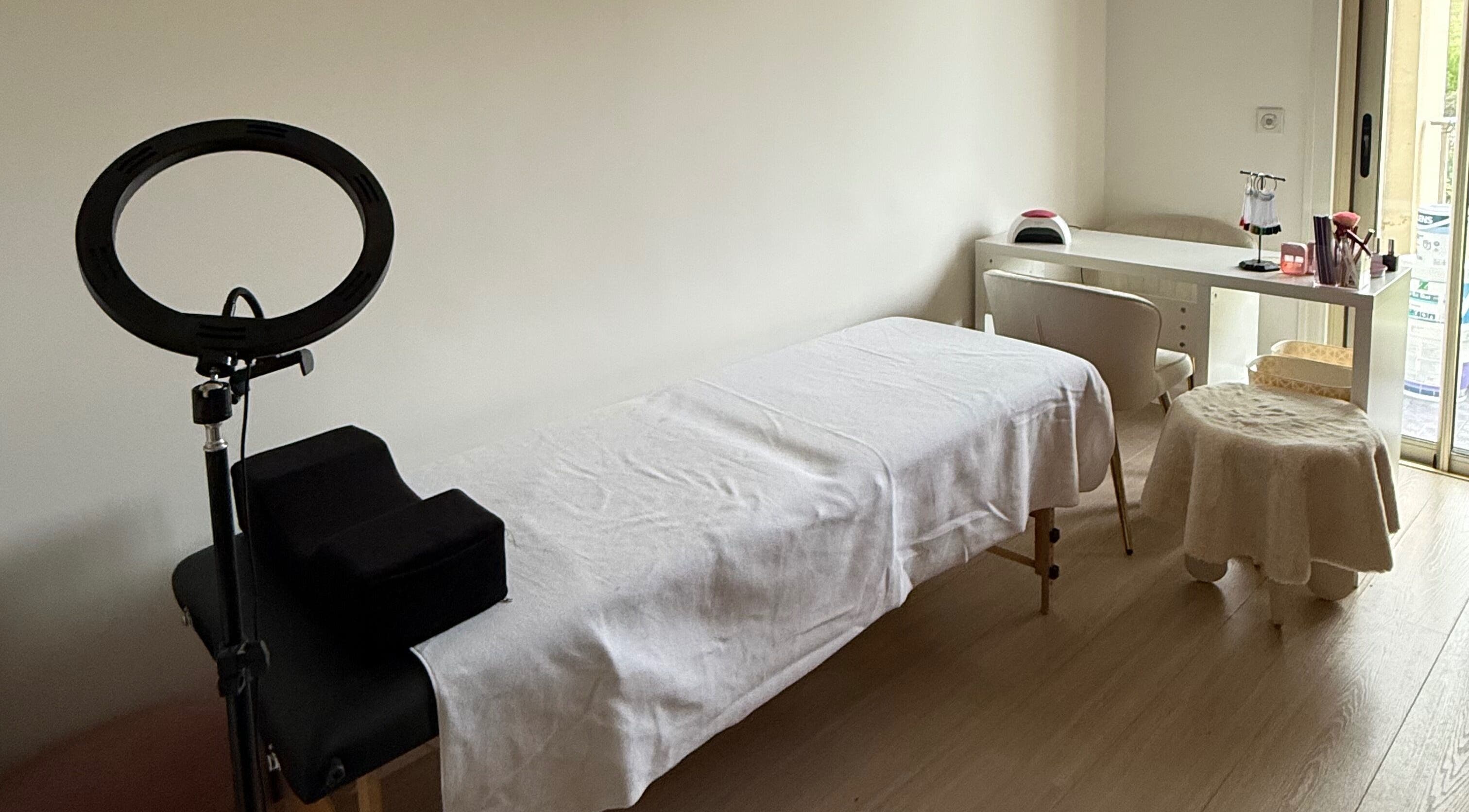 Salle de soin élégante à Studio lashe, Cagnes-sur-mer, Provence-alpes-côte D'azur, FR avec lumière naturelle.