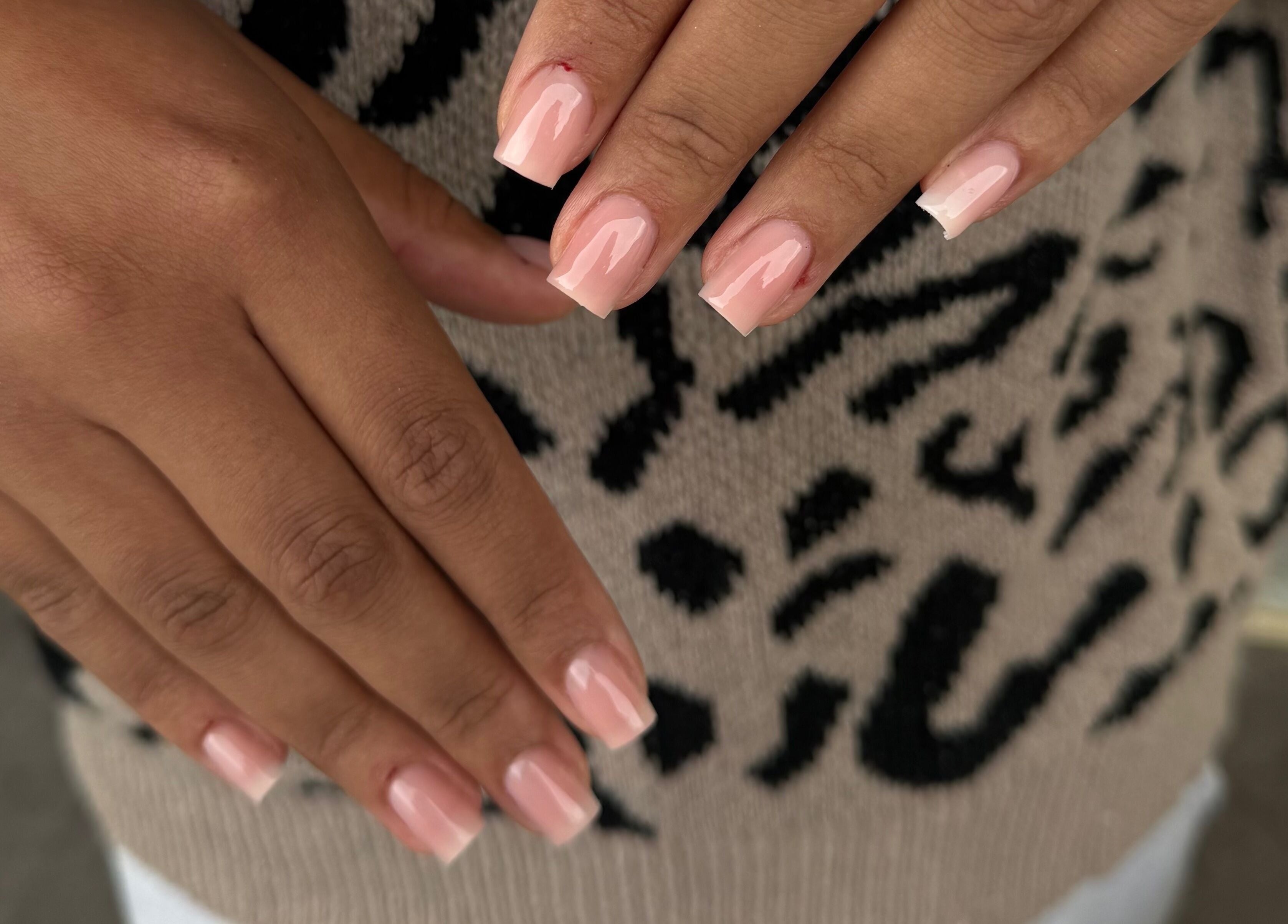 Manucure élégante en nude au Studio lashe, Cagnes-sur-mer, Provence-alpes-côte D'azur, FR.