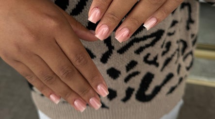 Manucure élégante en nude au Studio lashe, Cagnes-sur-mer, Provence-alpes-côte D'azur, FR.