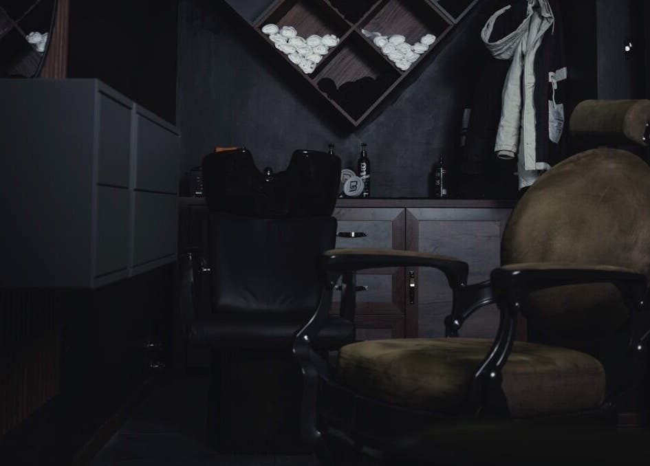 Cozy interior of Vibes Barbería in Beograd, RS with vintage barber chairs.