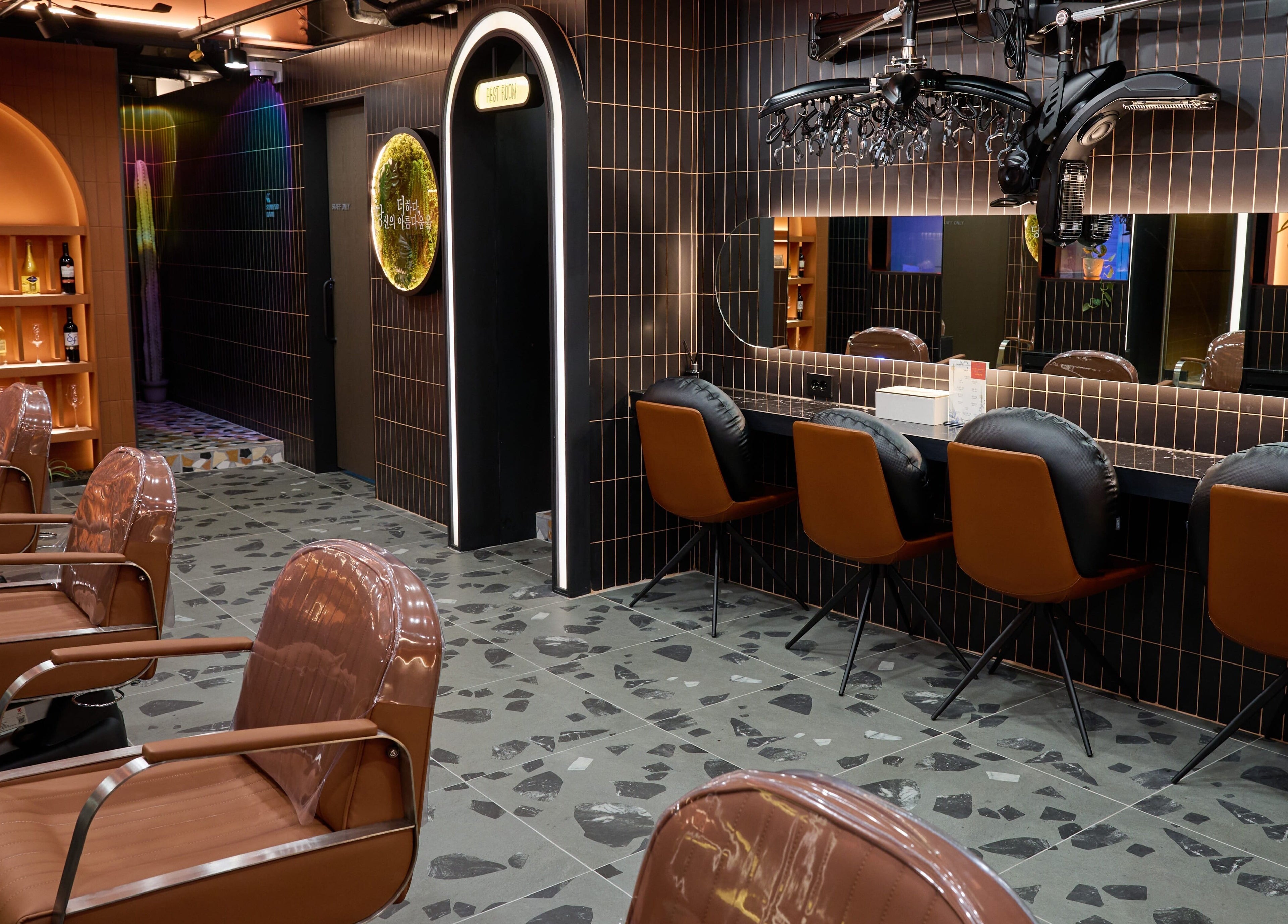 Luxurious seating at Hair The Beau Myeongdong, 서울특별시, 서울특별시, KR, showcasing a modern salon design.