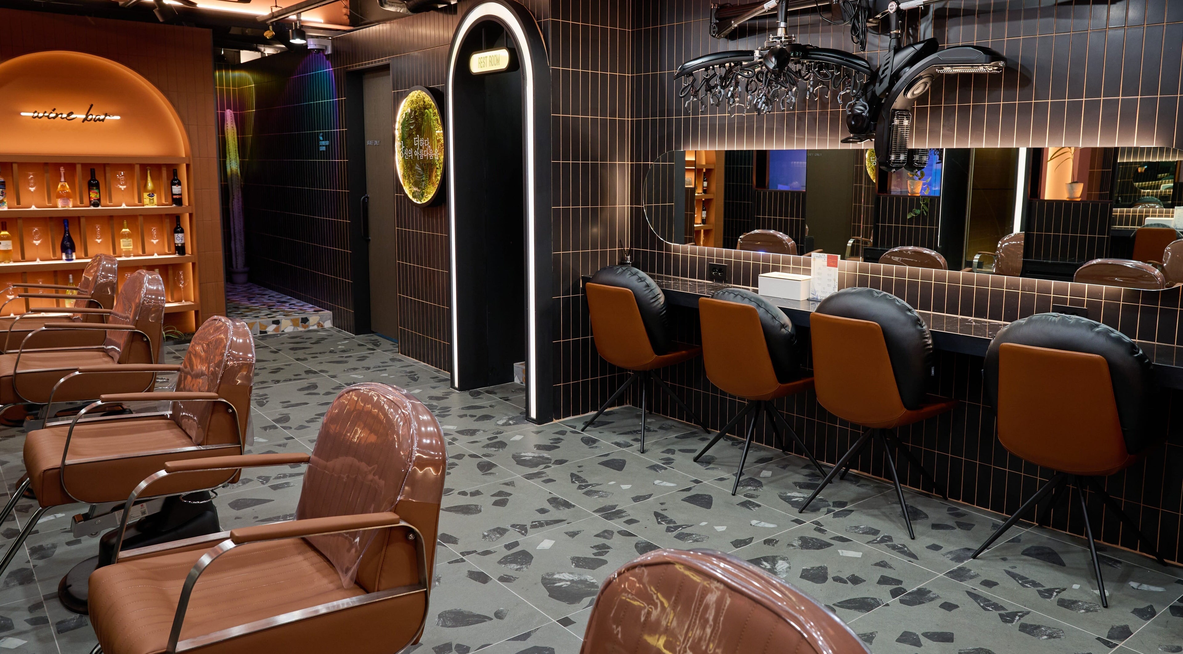 Luxurious seating at Hair The Beau Myeongdong, 서울특별시, 서울특별시, KR, showcasing a modern salon design.