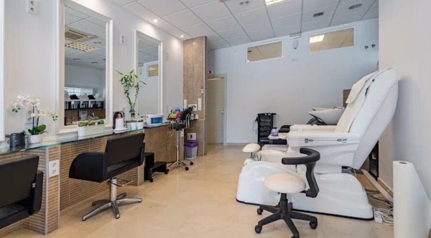 NH Beauty Clinics salon interior in Fuengirola, Andalucía, ES, featuring styling chairs and mirrors.