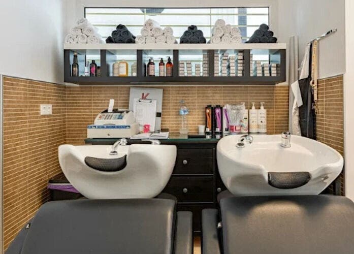 Hair washing station at NH Beauty Clinics, Fuengirola, Andalucía, ES, with towels and products neatly arranged.