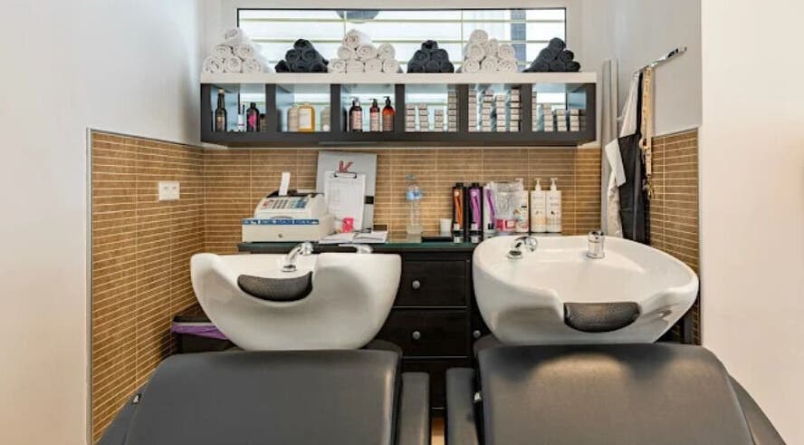 Hair washing station at NH Beauty Clinics, Fuengirola, Andalucía, ES, with towels and products neatly arranged.
