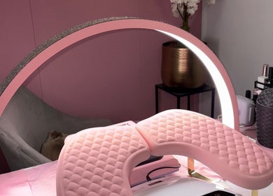 Interieur van MD beauty in Nieuw-vennep, Noord-holland, NL met moderne roze details en verlichting.