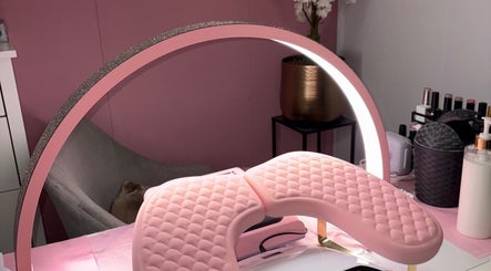 Interieur van MD beauty in Nieuw-vennep, Noord-holland, NL met moderne roze details en verlichting.