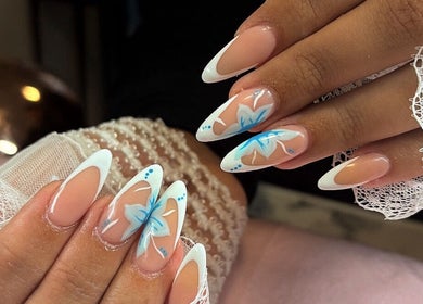 Stijlvolle nagels met blauwe details bij MD beauty, Nieuw-vennep, Noord-holland, NL.