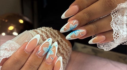 Stijlvolle nagels met blauwe details bij MD beauty, Nieuw-vennep, Noord-holland, NL.