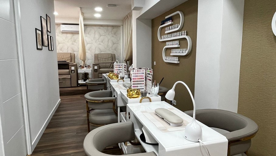 Salón de manicura elegante en Minimalist Beauty Salón de Oro, Madrid, Comunidad De Madrid, ES.