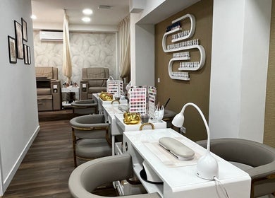 Salón de manicura elegante en Minimalist Beauty Salón de Oro, Madrid, Comunidad De Madrid, ES.